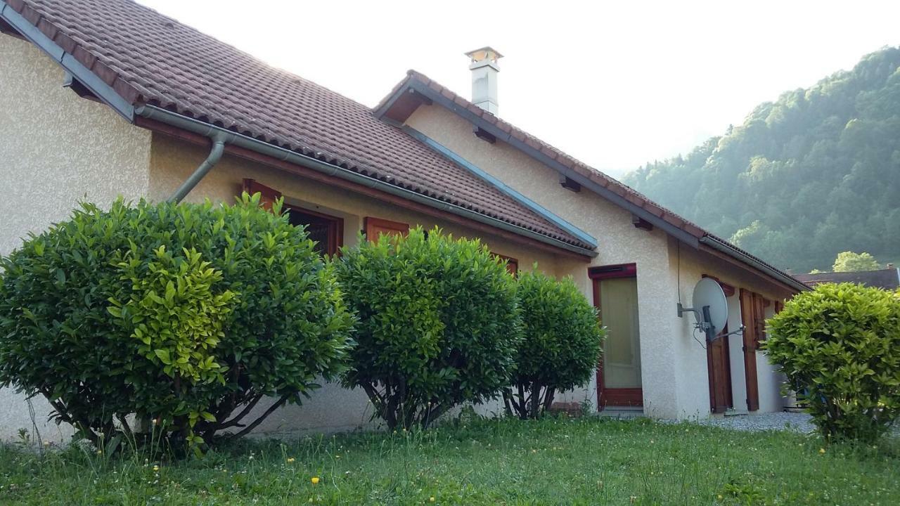 Vue Sur Les Montagnes Dans Maison Au Calme Saint-Joseph-de-Riviere Exteriör bild